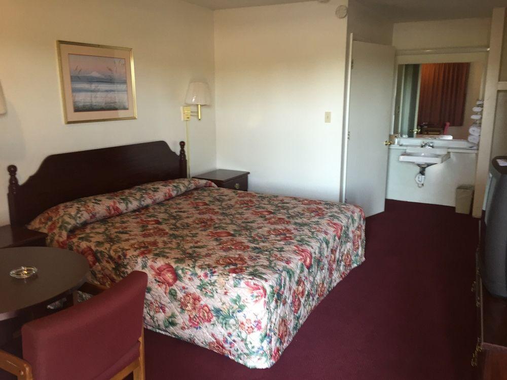 Economy Inn St. James Экстерьер фото